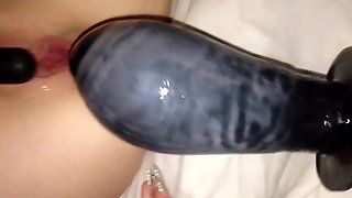 Партнер мастурбирует вагину барышни вакуумной помпой в темноте