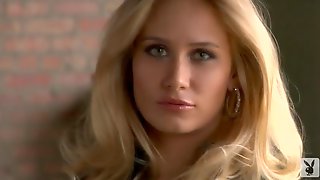 Сексапильная милфа снимает черное платье и ждет любовника в гости