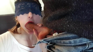 Женщина надела повязку на глаза и двое парней отодрали ее на диване