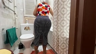 Зрелая женщина в полосатой юбке прогнулась перед приятелем, который принялся жарить ее в анус