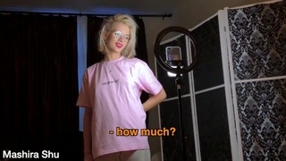 Молодуха в розовой футболке ведет стрим перед световым кольцом и отсасывает кавалеру